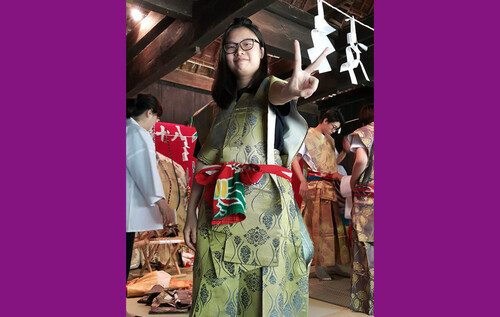 美恩體驗穿著宮崎縣傳統神樂舞的服飾