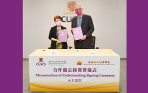 陳寶安博士（左）與梁冠芬校長簽署合作協議