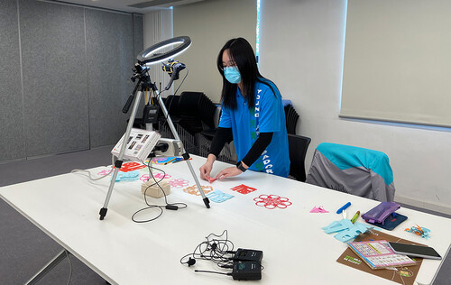 恩葵運用課堂所學的英文聆聽與說話技巧，俐落地在線上向外國人介紹中國剪紙藝術。