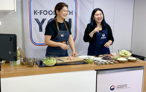 Swank（右）參與駐香港韓國文化院的K-Food with YOU影片拍攝。