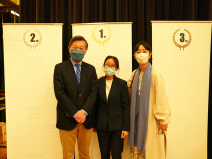 （左起）岡田健一大使、李偲翹與學院應用日語高級文憑課程講師飯田由美女士。