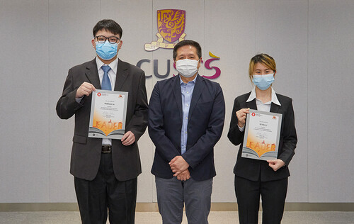學院院長伍文亮博士（中）祝賀包錦浩（左）及蘇美琪（右）獲得香港房屋協會助學金