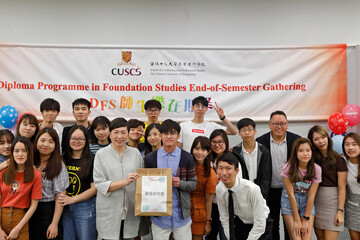 Ms. Carrie Cheng, Programme Director of DFS, presents the Best Creativity Award to Class F