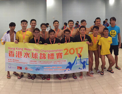 （前排左起）顏朗禧、黎卓賢、林嘉俊及楊俊喬（前排右二）參與中大水球隊出賽，於2017年香港水球錦標賽奪冠