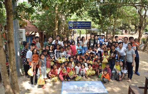 香港中文大學專業進修學院學生早前到柬埔寨孤兒院服務