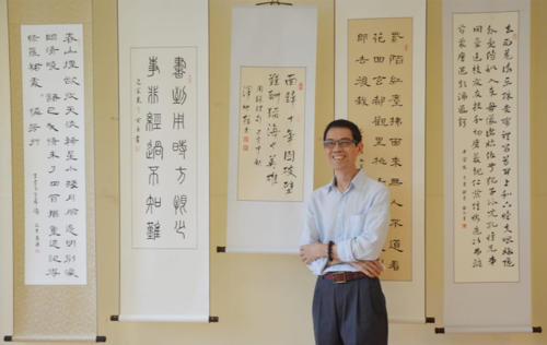 鄭澤卿校友致力宣揚中國書法文化。