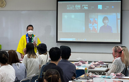 同學透過螢光幕，跟日本甜品師製作甜品，輕鬆學習日語。