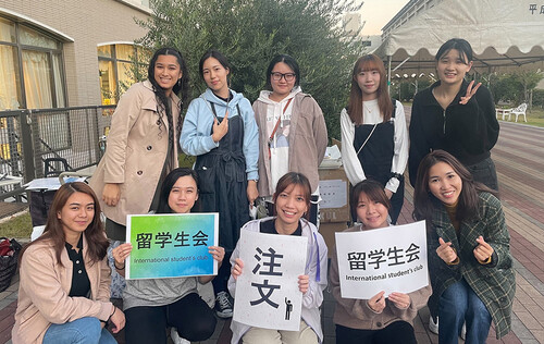 歐君怡（前排中）與其他留學生參與京都聖母女子大學「學園祭」。