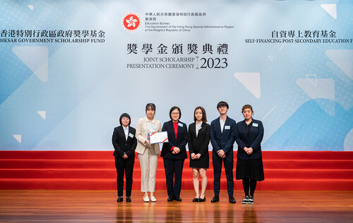 香港中文大學副校長潘偉賢教授（左三）與梁穎欣（左二）及獲獎學生代表合照。