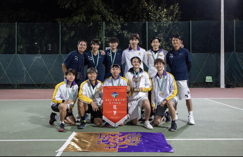 （後排左二及三）吳家朗及黃天智夥中文大學網球隊勇奪大專網球賽冠軍