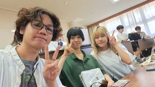 周熙朗（左一）与38位同学参加宫崎大学日语课程暨交流活动，亲身体验港日文化差异。