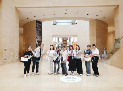 吳穎炘（左一）認為參觀活動讓她加深認識韓國的歷史與文化。