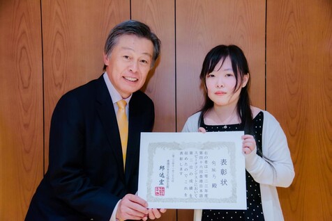 日本駐香港總領事岡田健一先生（左）與何琬方合照。