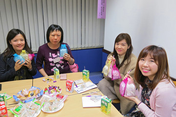 註冊中醫師林秀明與校友一起製作防流感中藥香包。