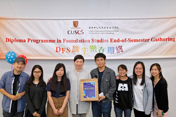 Ms. Carrie Cheng, Programme Director of DFS , presents the Best Performance Award to Class B
