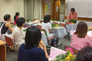 一眾愛花人士在陳曼薇女士帶領下，設計出獨一無二的花藝創作。