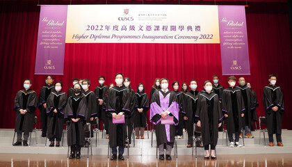 （前排右二）香港中文大學專業進修學院院長伍文亮博士、（前排左二）副院長（學術質素及發展）麥敬堂博士和一眾師長歡迎新生